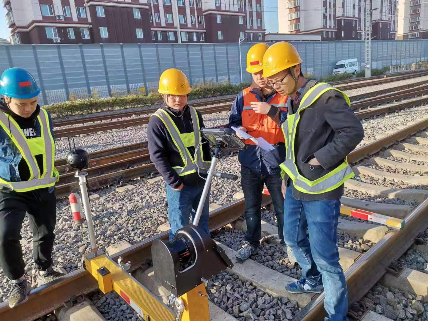 图6所示为现场发现的缺陷拉出值数据.图7所示,现场复核及消缺作业.